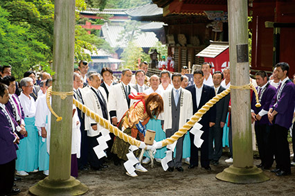 手力雄命の木槌一振りの一瞬。「お山開き」前夜祭の神事「お道開き」の儀。